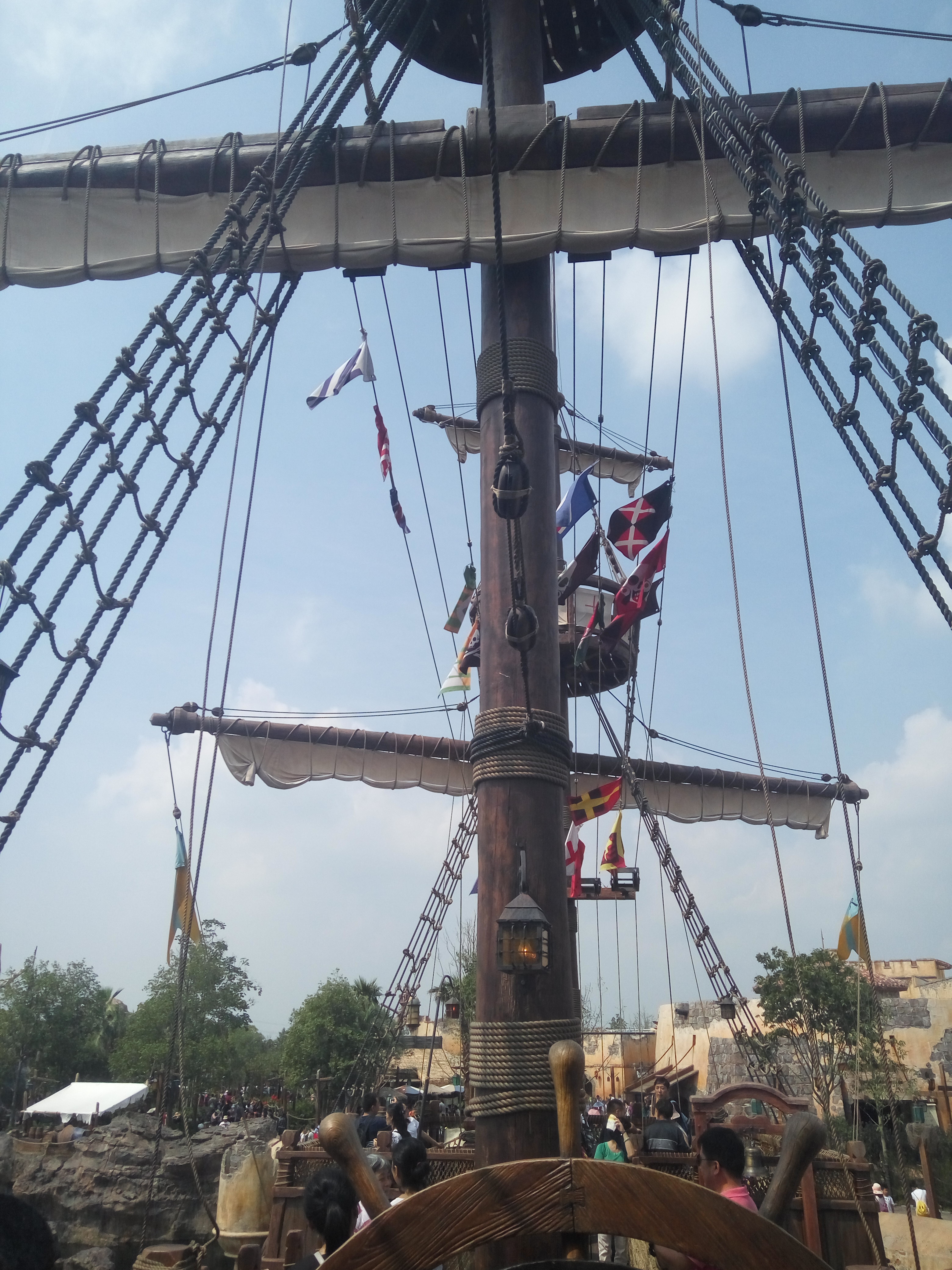 2022探秘海妖复仇号玩乐攻略,宝藏湾里这艘大船想不注意它.