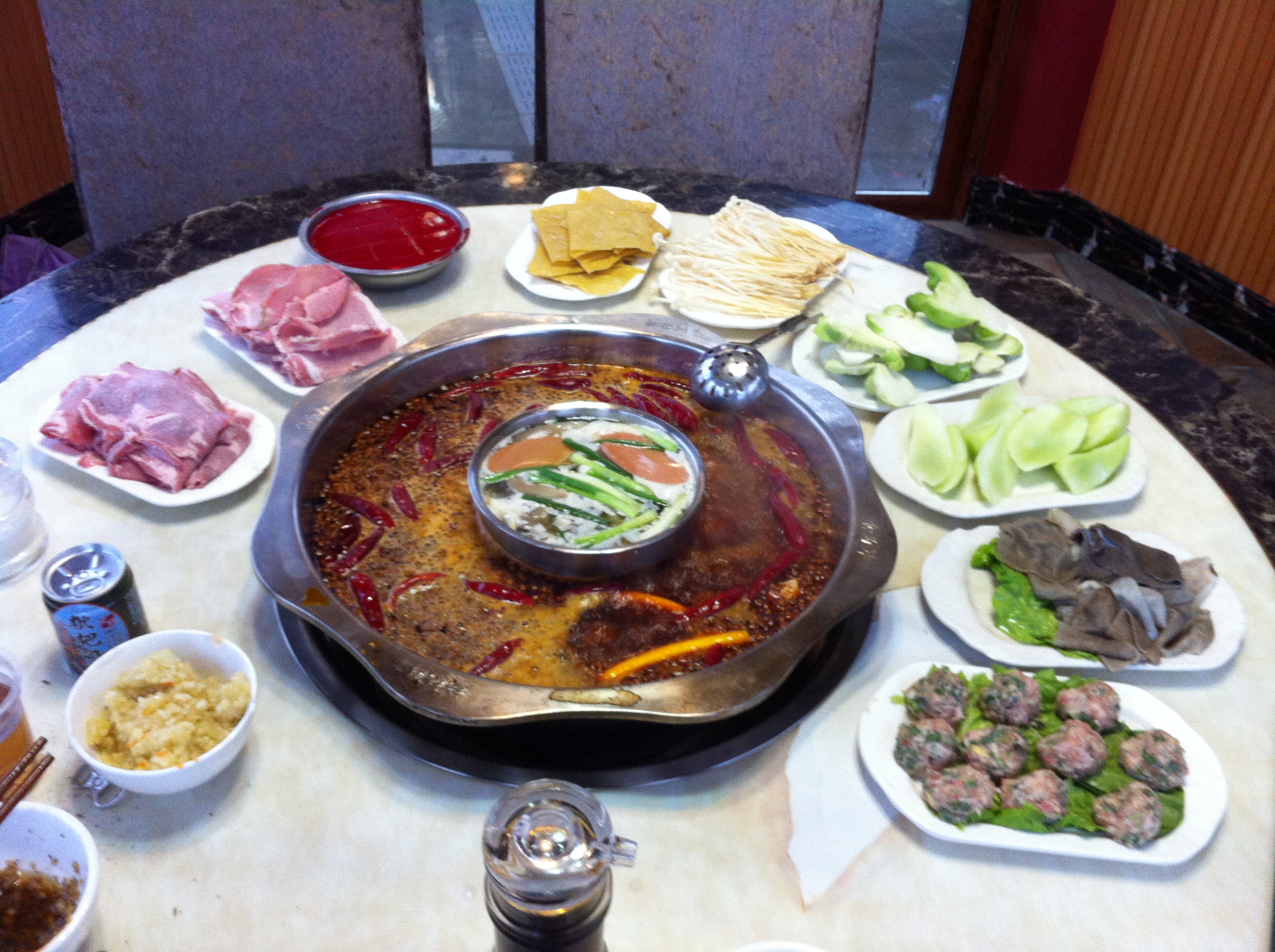 【携程攻略】景点,火锅店开在半山腰,一个一个红色的小亭子中是餐桌