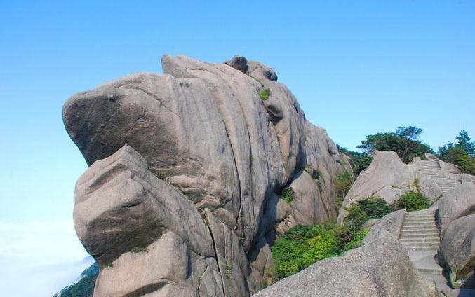 鳌鱼洞位于黄山玉屏至北海途中人鳌鱼峰峰腰,呈三角形