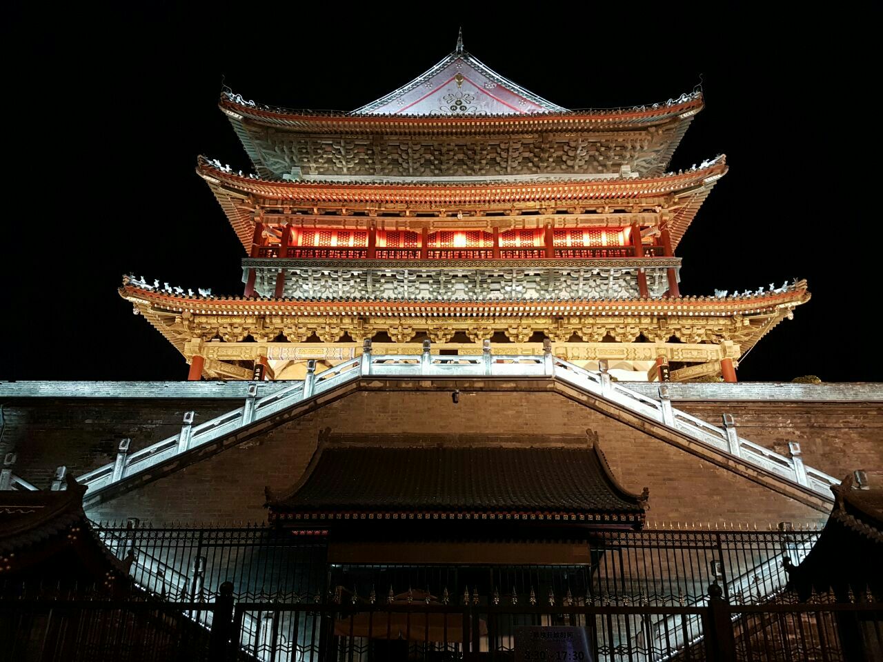 【携程攻略】西安钟鼓楼广场景点,很值得去,钟楼和鼓楼晚上亮灯后特别