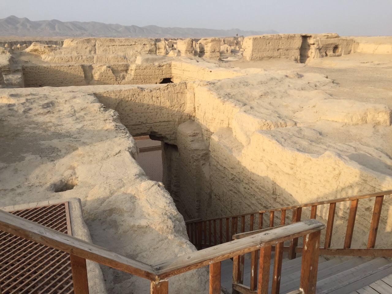 "交河城边飞鸟绝,轮台路上马蹄滑",交河故城是目前世界上最大,最估舷