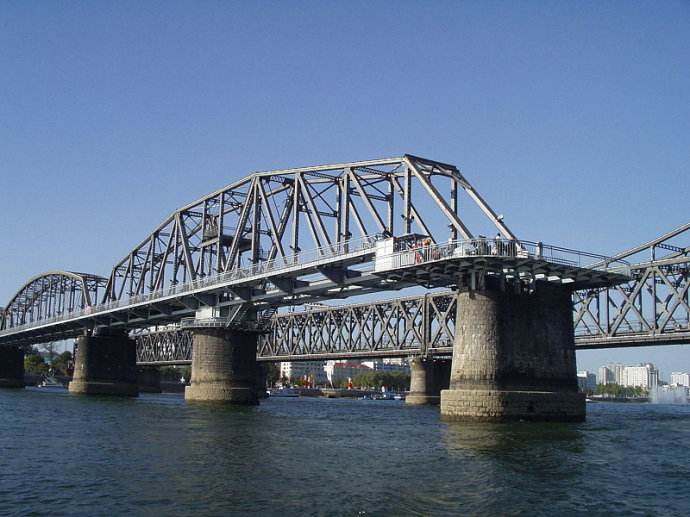 鸭绿江断桥老照片图片