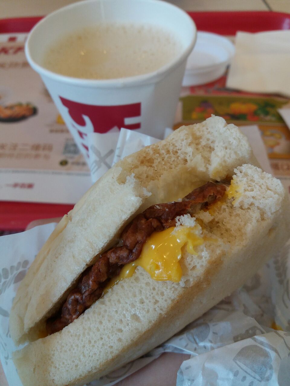 
这家肯德基比较宽敞 人不多挺舒适的
尝试了新早餐&