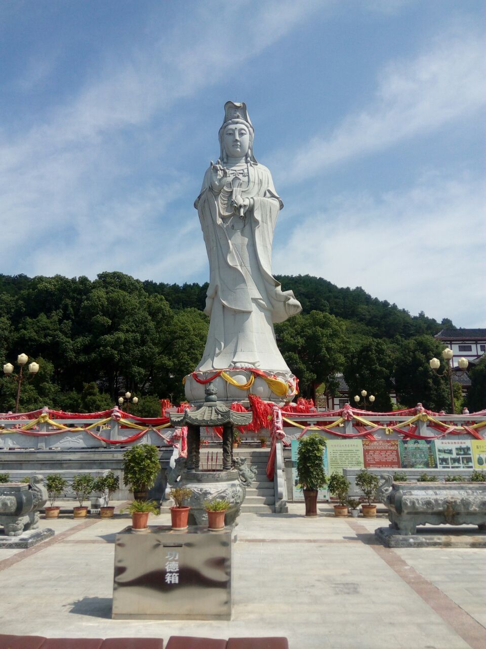 山上还有一座潜山寺,也值