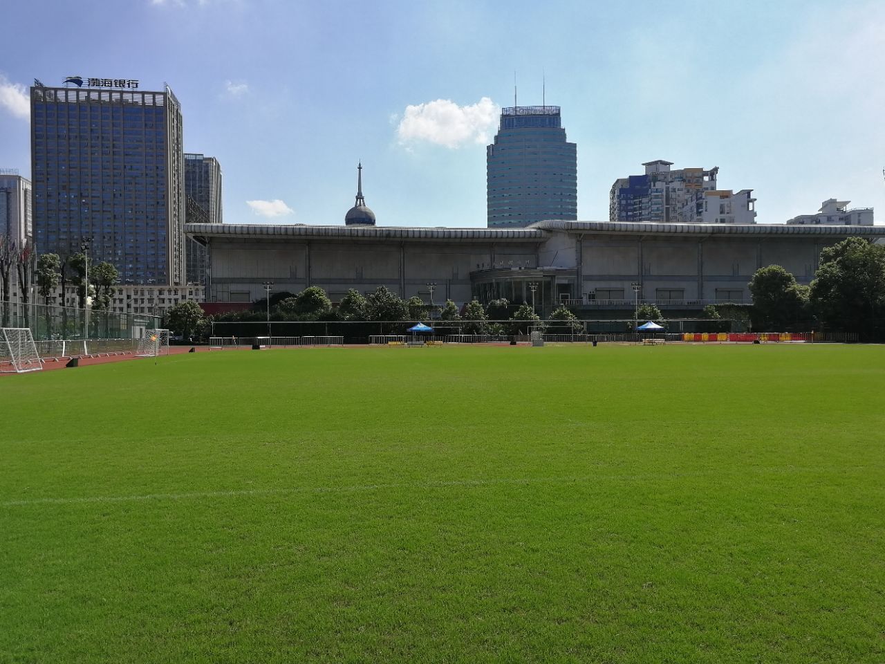 2024长沙贺龙体育中心玩乐攻略,非常漂亮的一个足球场，草色...【去哪儿攻略】