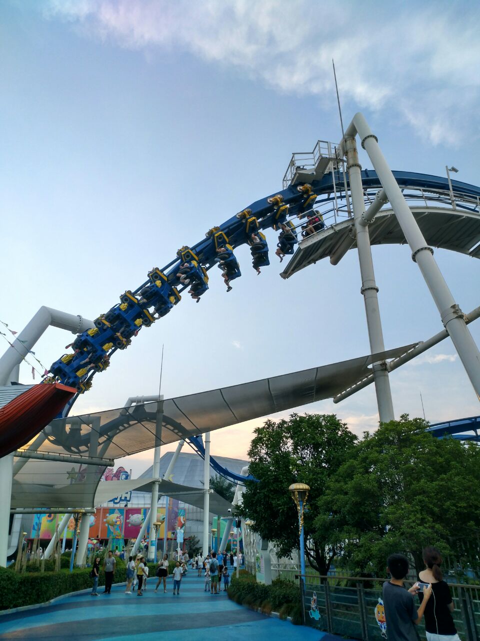 分两天玩的,玩的非常开心,也买做攻略,就走哪玩哪,蓝月飞车居然没排队