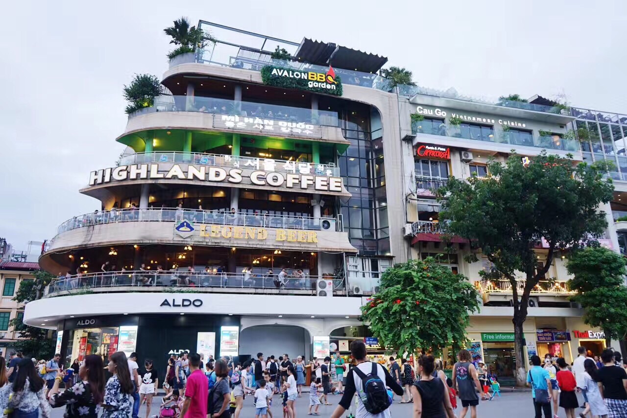 船型屋,就在还剑湖旁.地理位置绝佳. 顾名思义,像是船一样形状的建筑.