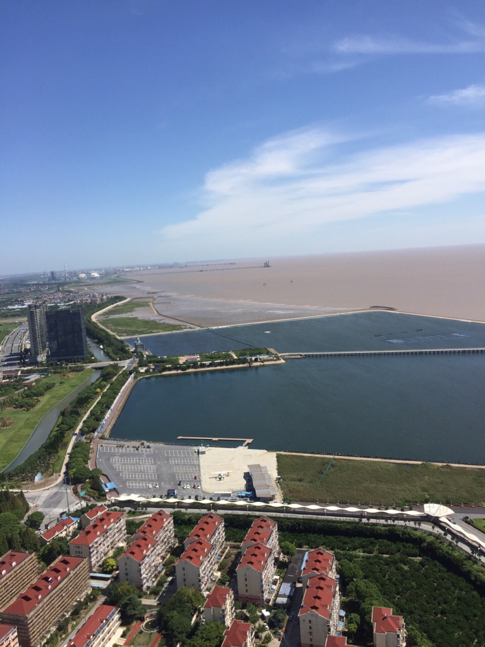 【携程攻略】上海金山城市沙滩景点,人造沙滩,在海边围起来的一块海域