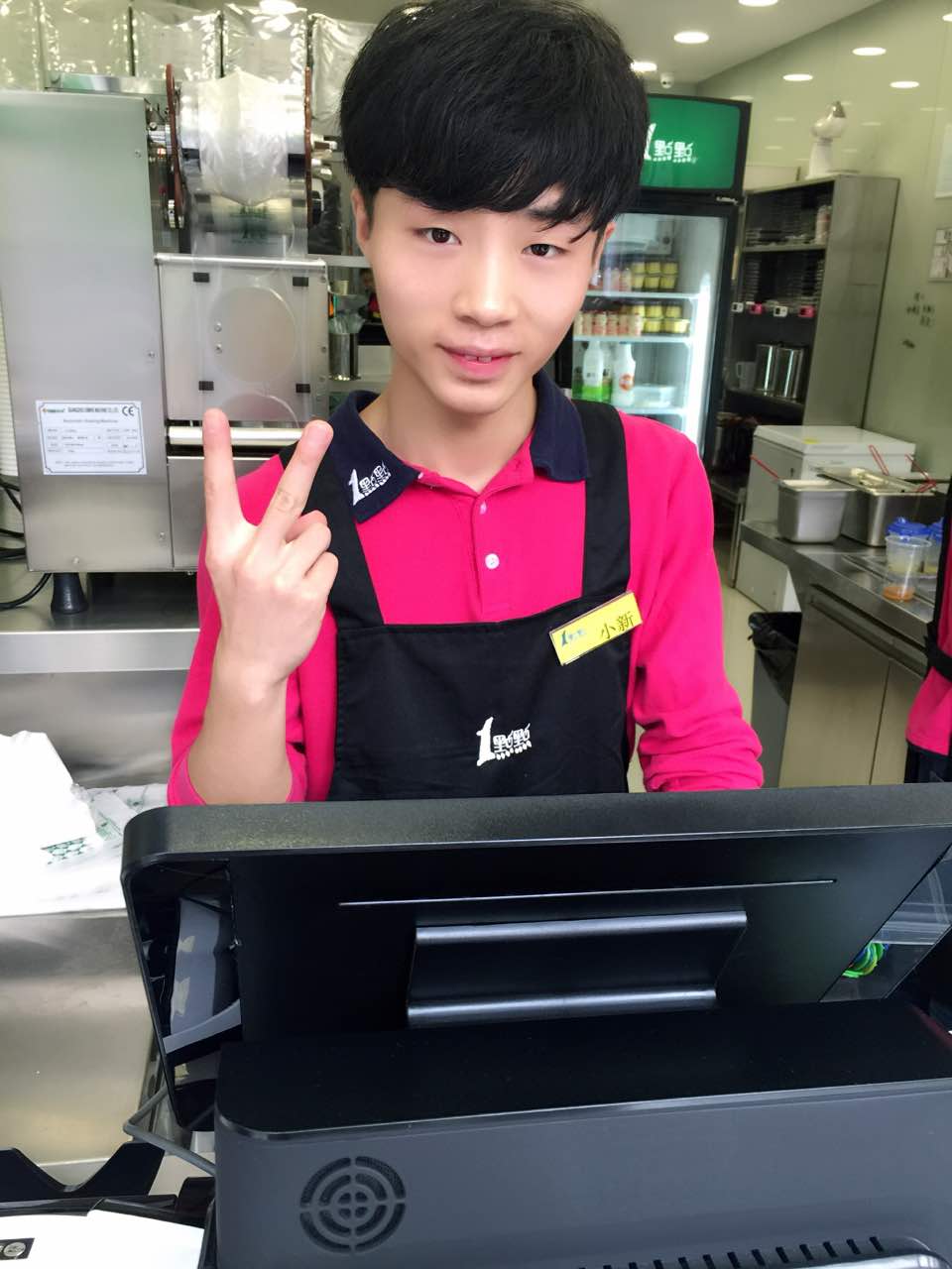 这个帅哥的服务态度通棒棒哒～她们家还有个帅哥,颜值高,关键奶茶好喝