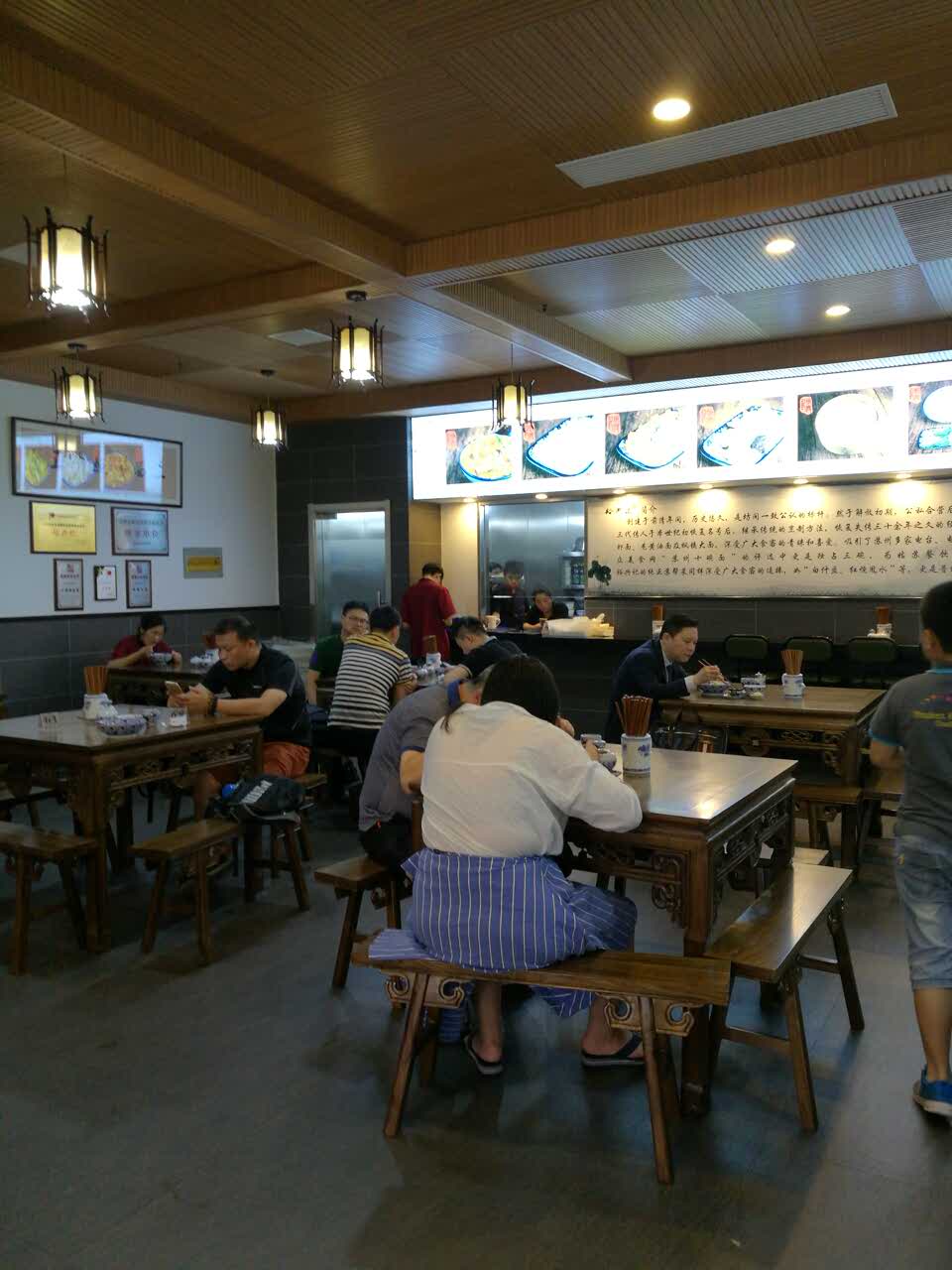在星桂路与苏雅路口新开的一家面馆,离公司挺近的,环境不错,枫镇大肉