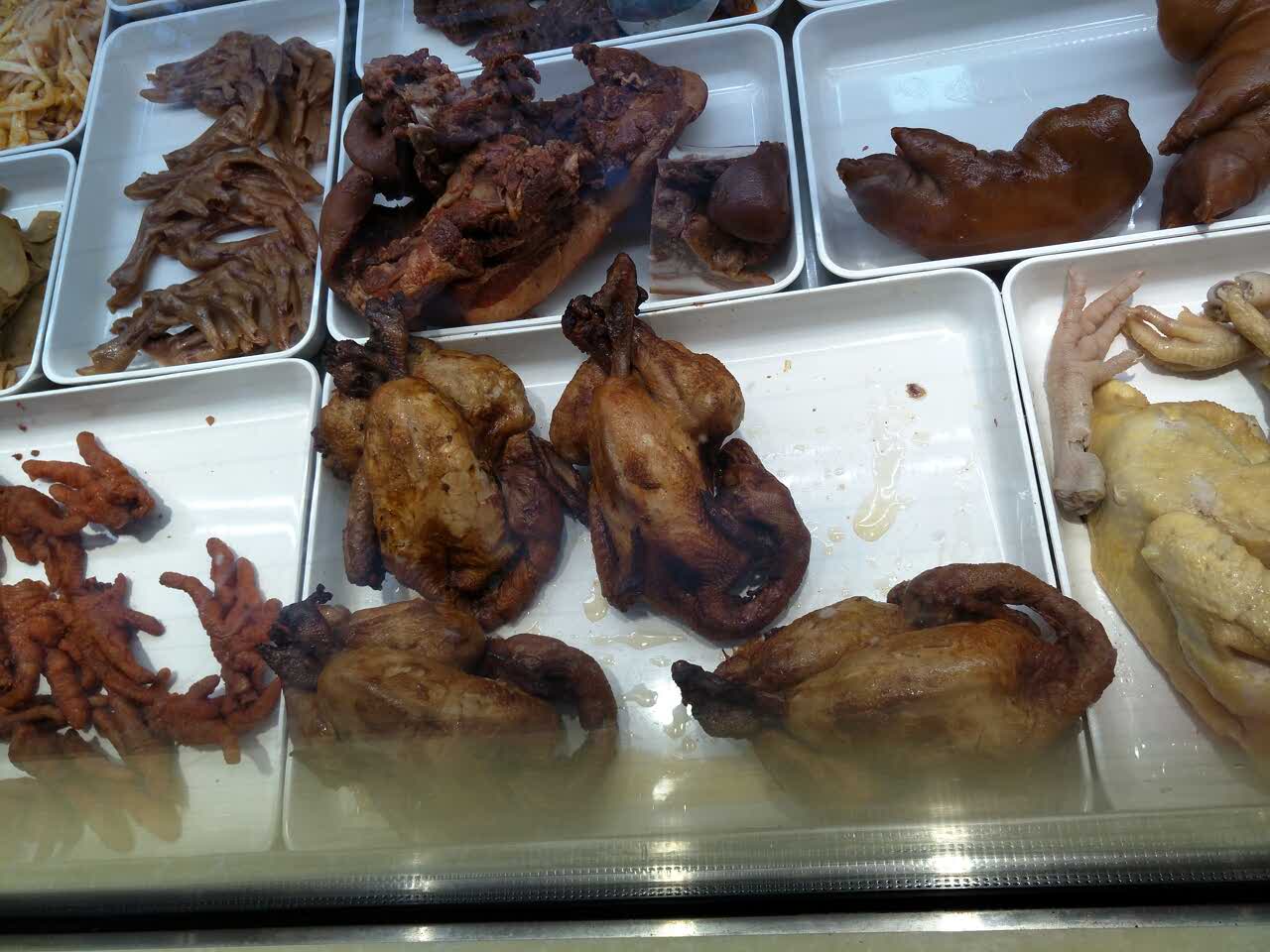 好久没有吃紫燕百味鸡了,今天又看到了,买了一只鸡,还有夫妻肺片,超级