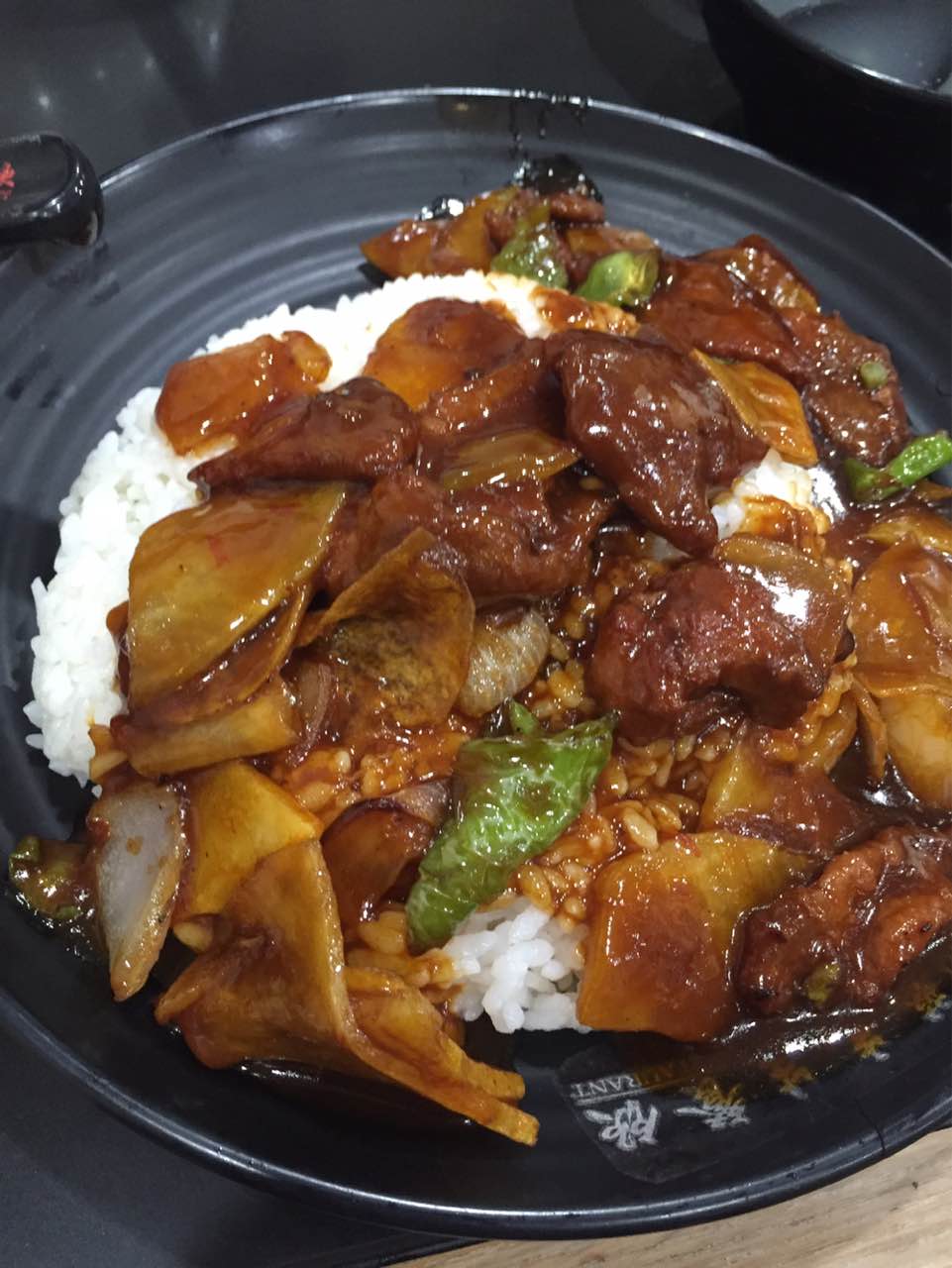 蚝油牛肉饭配碗酸辣汤,超级美味,葱油面配木耳面筋