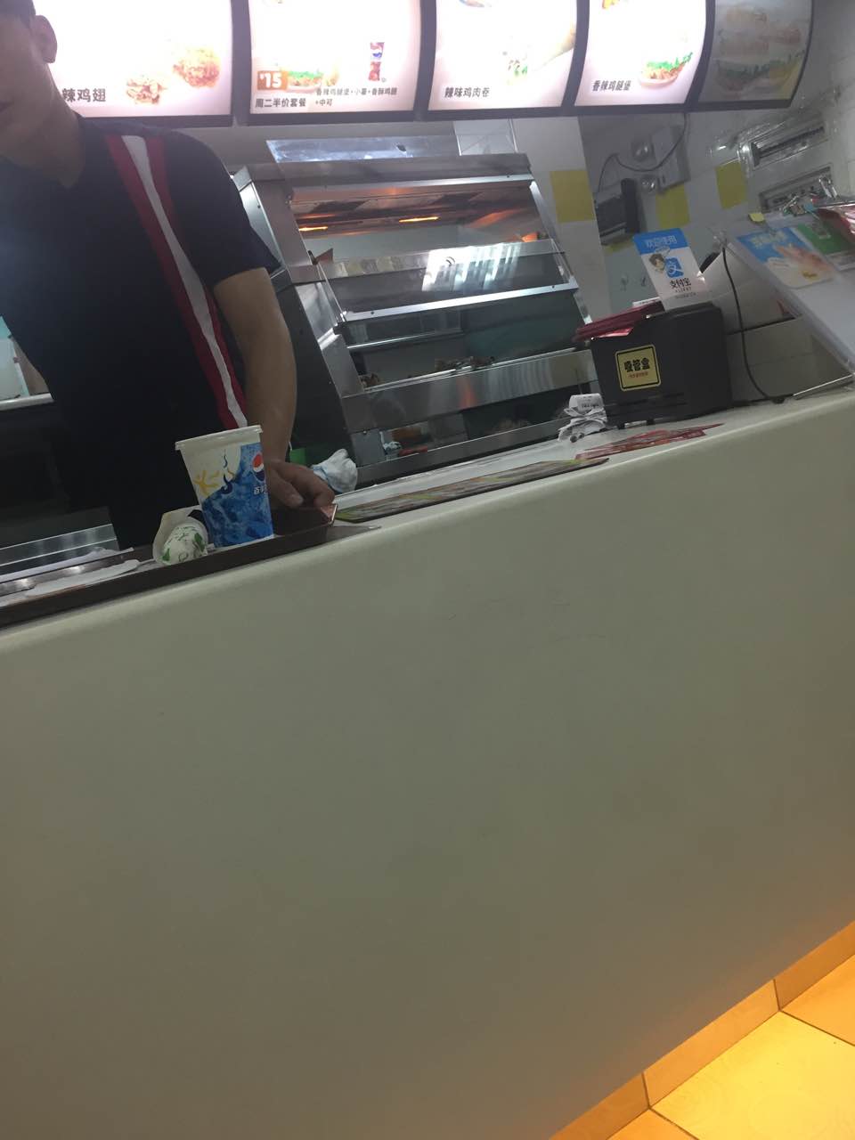 华莱士(02长泰店)餐馆,一直都在这边和朋友聚会,环境真的挺好,服务员