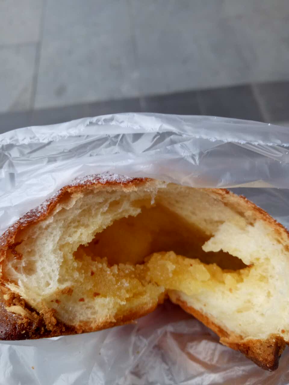 中间是空心的哦!面包很松软,很香甜. 2017-02-01有用 ( 0)