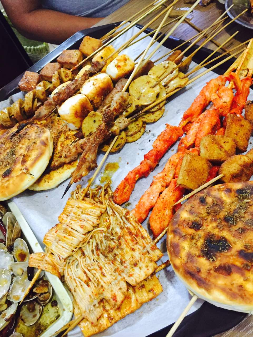 夏天来这里吃烧烤很好呢,中央空调很给力的,味道也不错,老板很好的