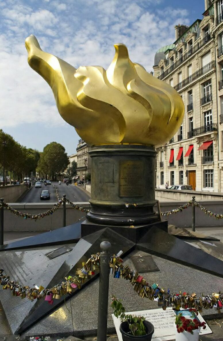 把你的自由之火雕像是复制美国自由女神像手握着的火炬的复制品