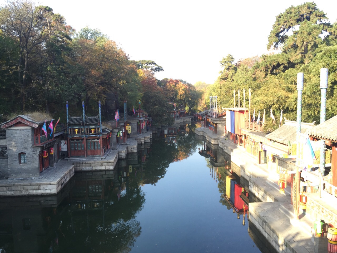 蘇州街位於頤和園北面從北宮門進來不遠就是蘇州街是頤和園格外收費的