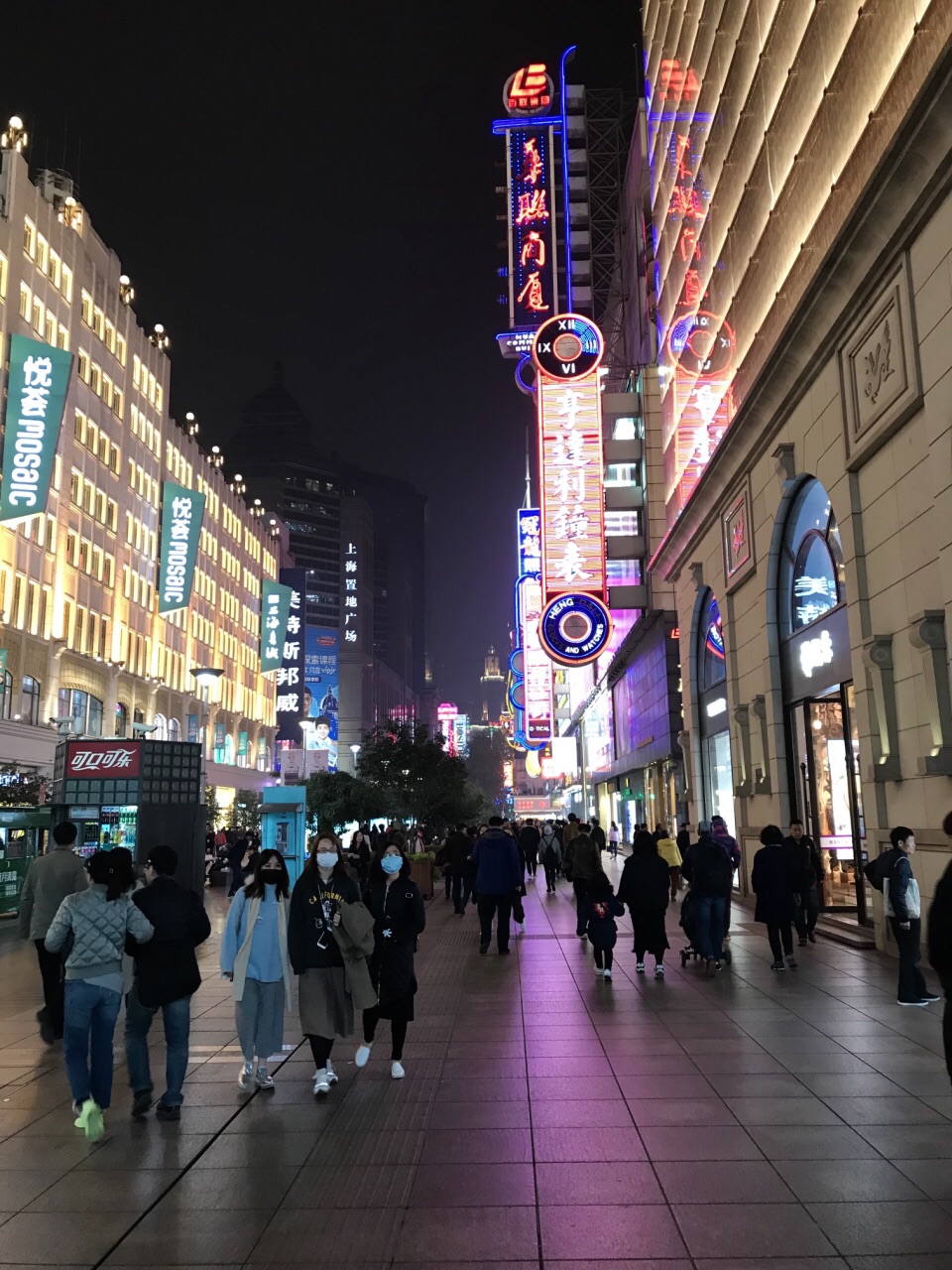 是上海最有名最繁华的商业步行街是购买上海礼品的最佳去处有许多商家