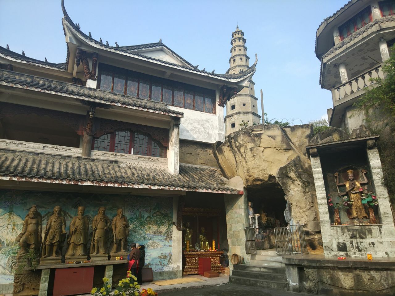 后面的白塔看不见里面,只能围着走一圈!没事的时候就当散步咯!