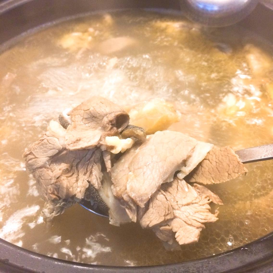 2021彝人部落牛汤锅(西南林大店)美食餐厅,棒～汤超级好喝呢.