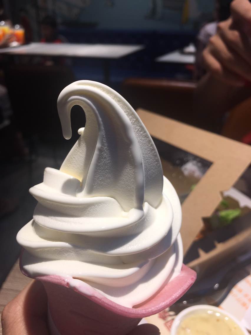 甜筒很好吃哦,不会很甜.就是沙拉好可怜,只有几块肉