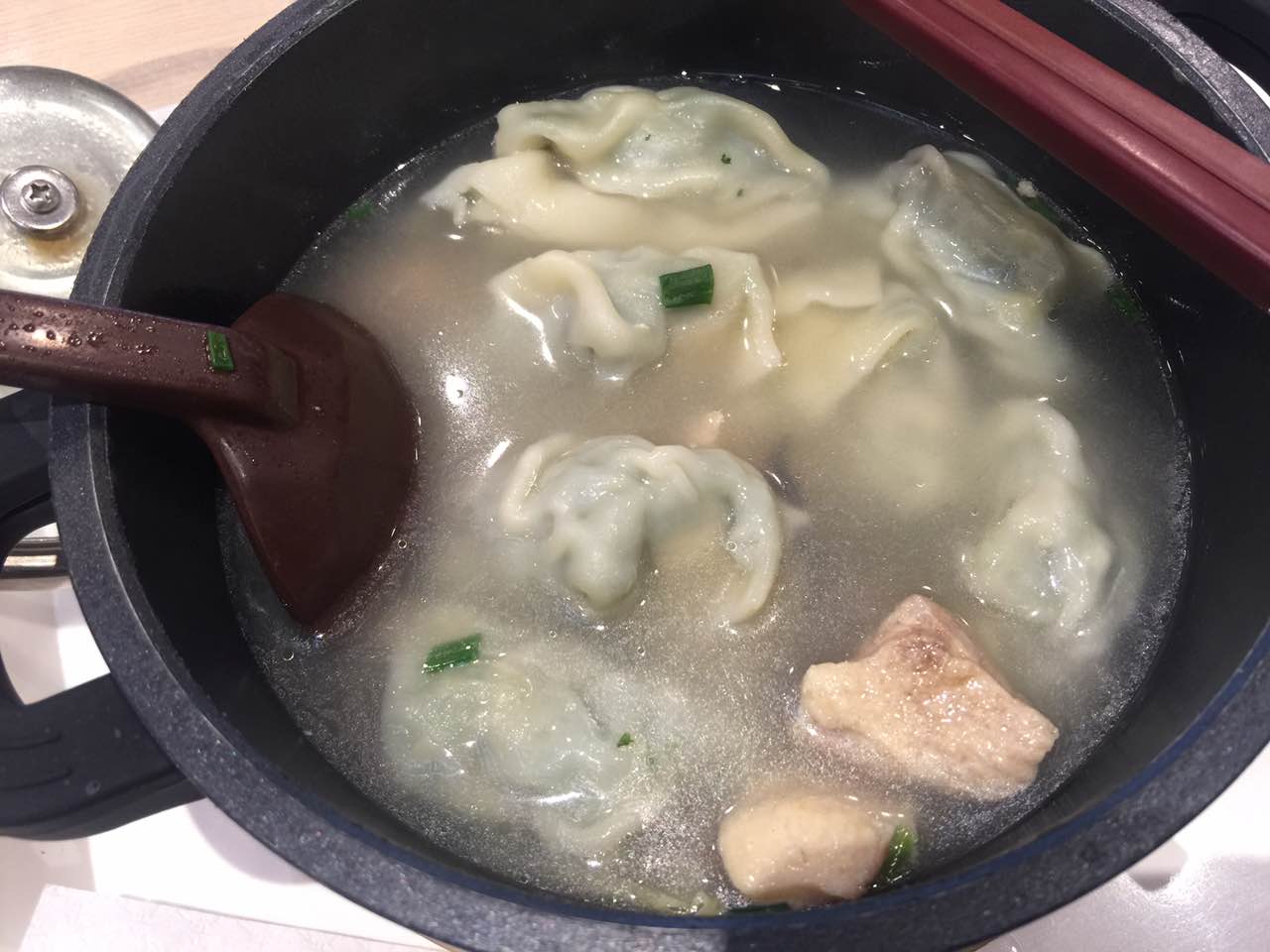 是荠菜猪肉馅的大馄饨,馄饨好吃,汤比较鲜,就是里面的鸭肉比较柴.