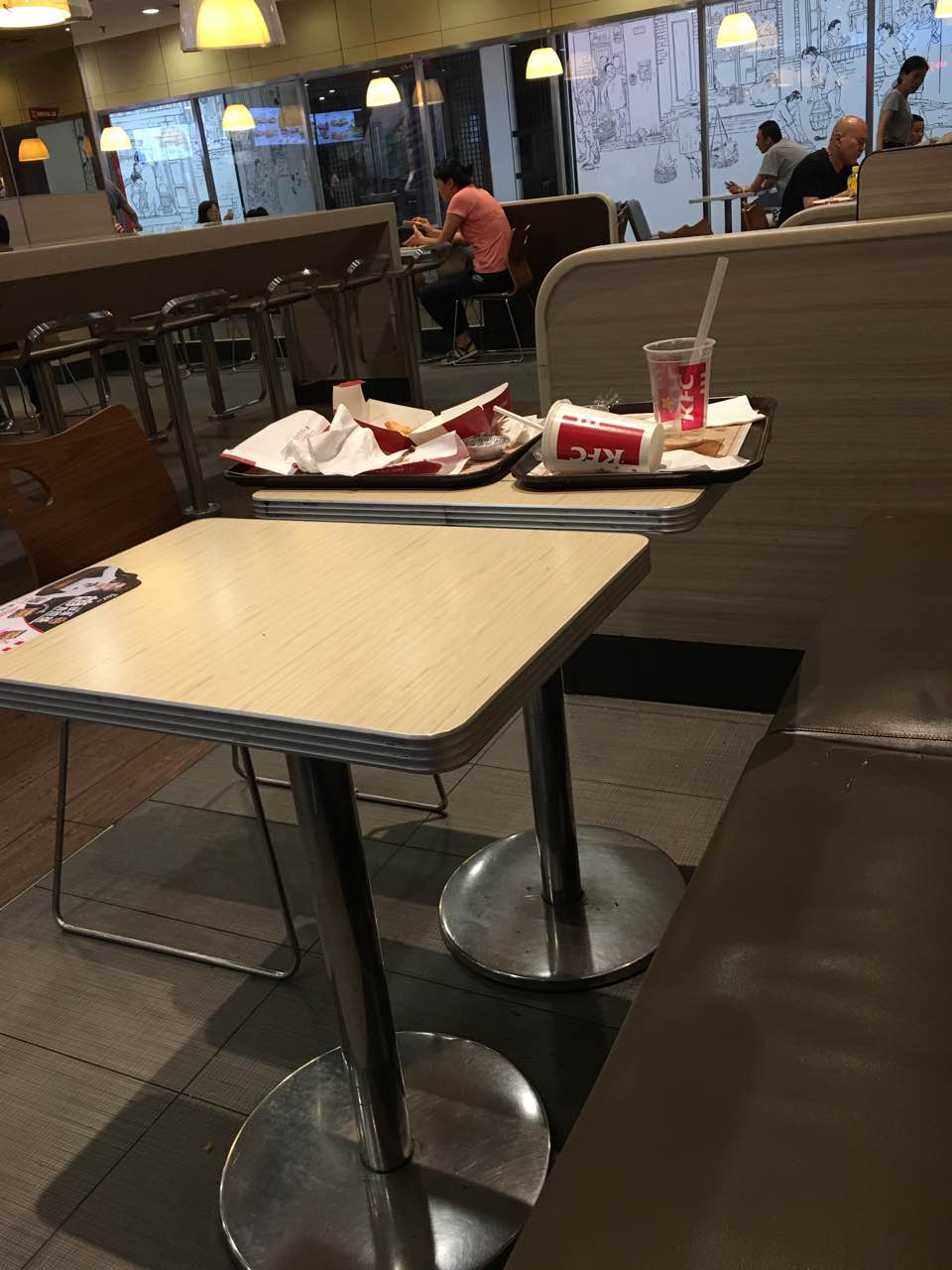 来收拾垃圾,导致很多没道德的人把桌上的垃圾往别人没吃完的桌子上扔