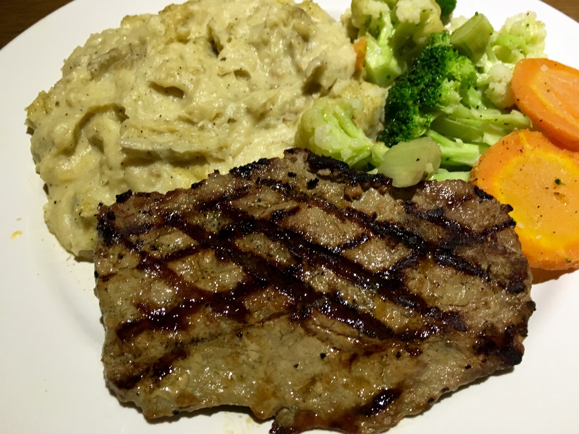 um steak de 250gr acompanhado de garlic mashed potato e legumes