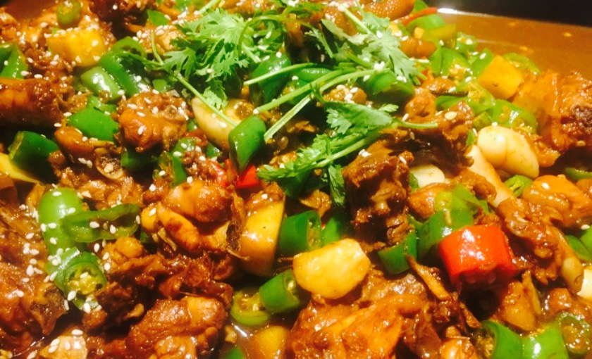 口味,辣子鸡和干煸四季豆都偏咸,辣子鸡是用铁板端上来的,但是除了