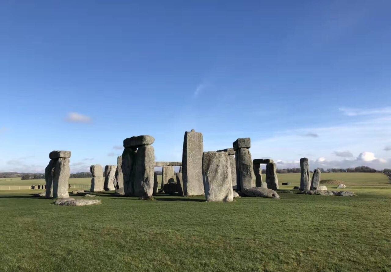 這些石頭平均重量在三十噸一個,從現在看來,巨石陣的建築規模和工程