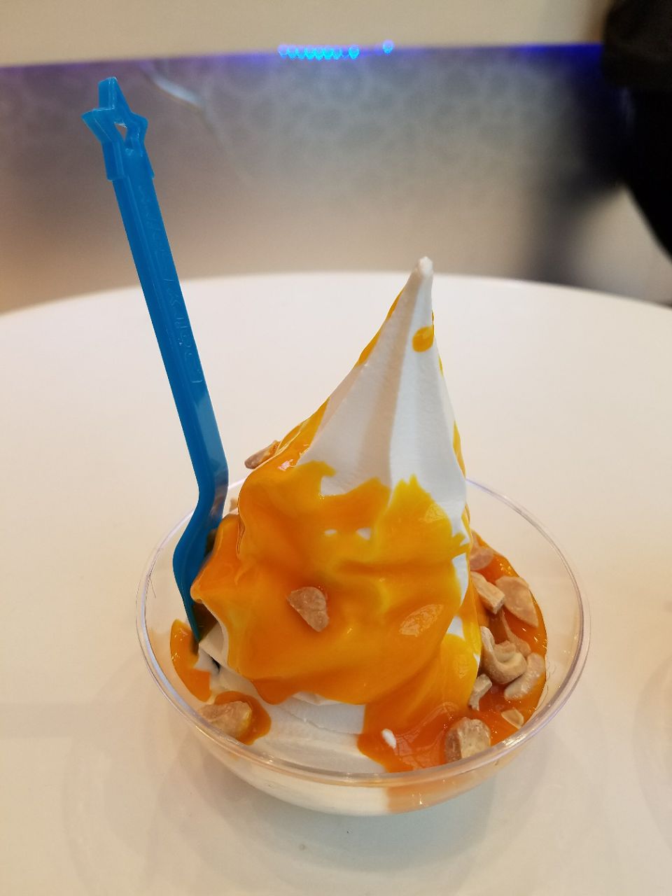 店里的冰激凌花样品种较多,口味可选择的也较多,价位较为合理亲民比较