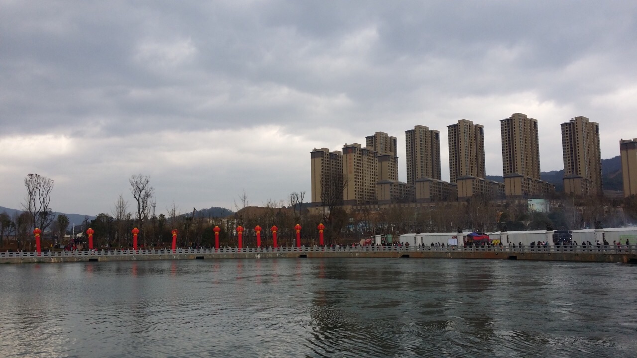 昆明瀑布公園位於盤龍江上游入口處距松華壩水庫不遠在牛欄江滇池補水