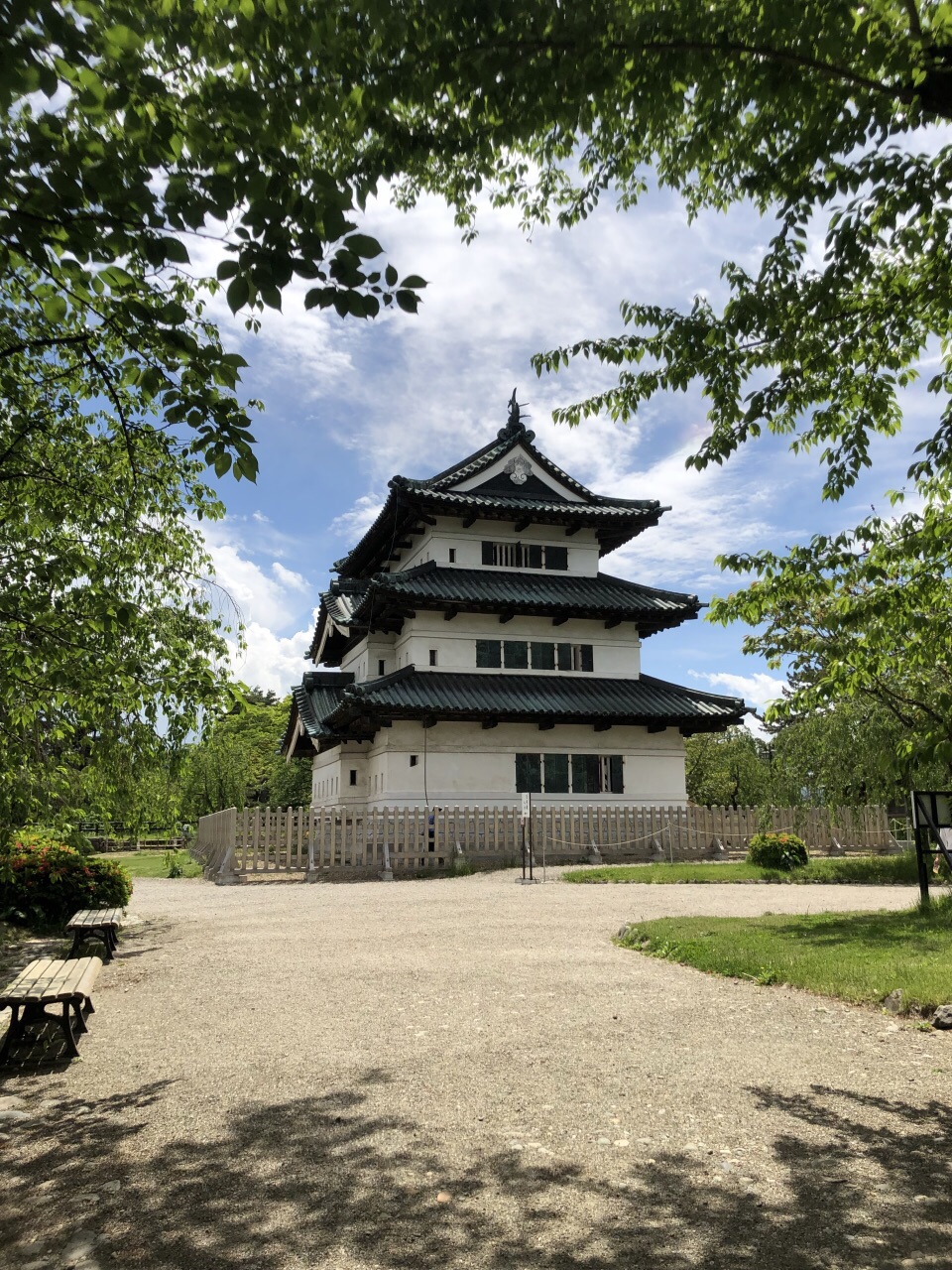 弘前城因为樱花而出名很多游客都是选择在4月底的樱花季来到这里而我