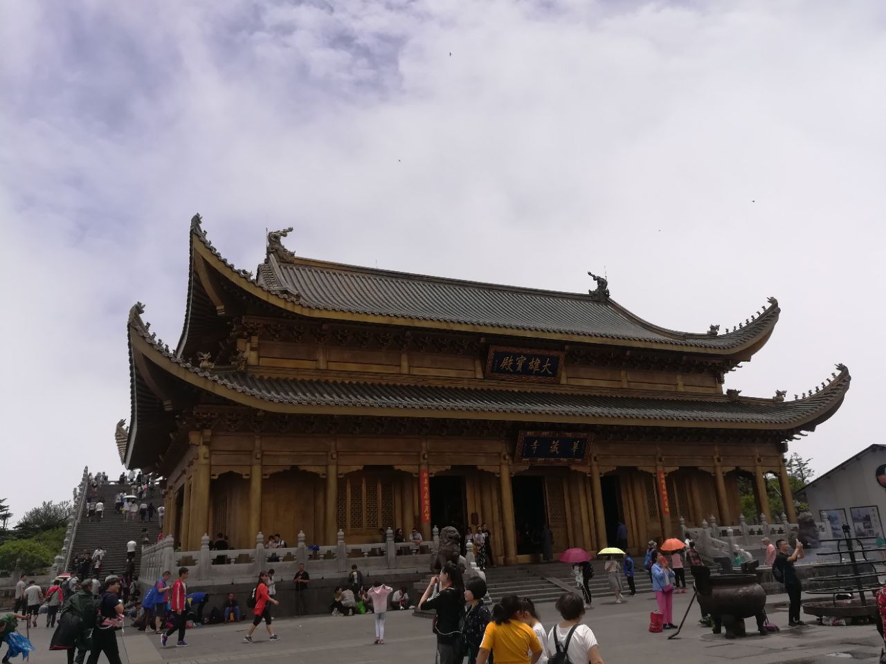 华藏寺就在金顶也是金光灿灿的