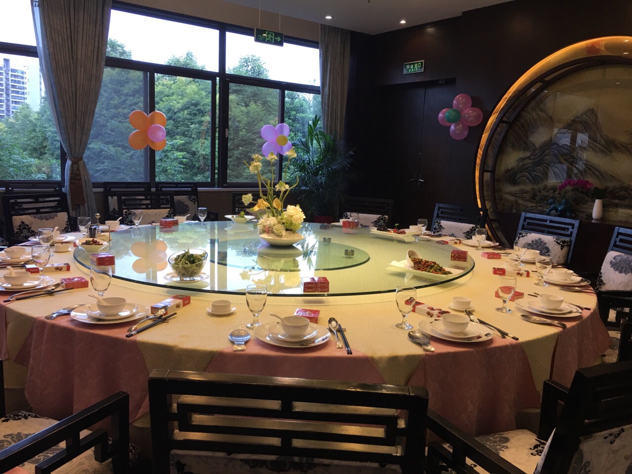 朋友们极力推荐的这家呈祥东馆,餐馆就在锦城公园里面,环境非常优美