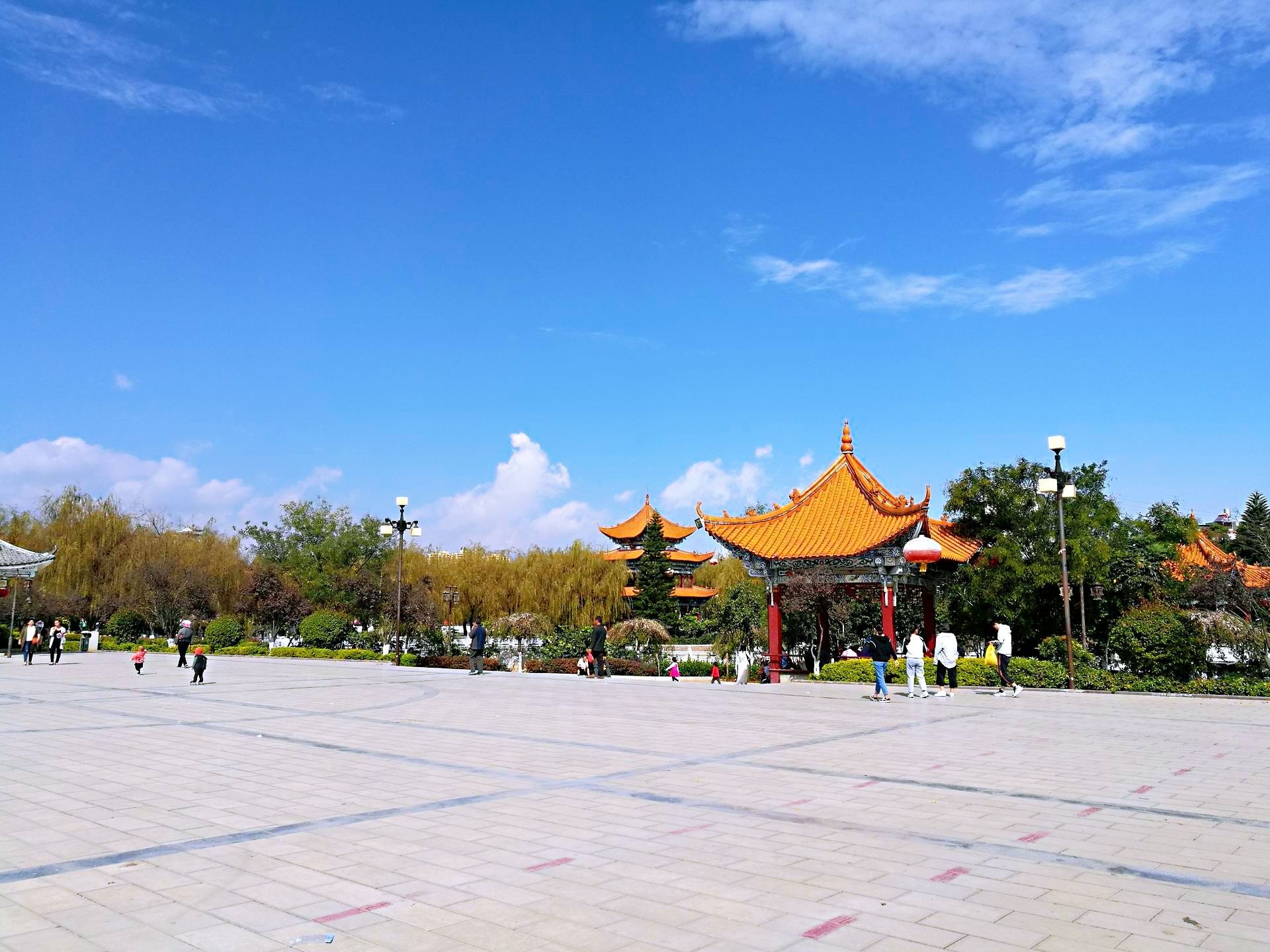 在云南省昆明市官渡区的官渡古镇里，有一个妙湛寺的东塔矗立在广场中央。现在双塔中的西塔是参照东塔新修的
