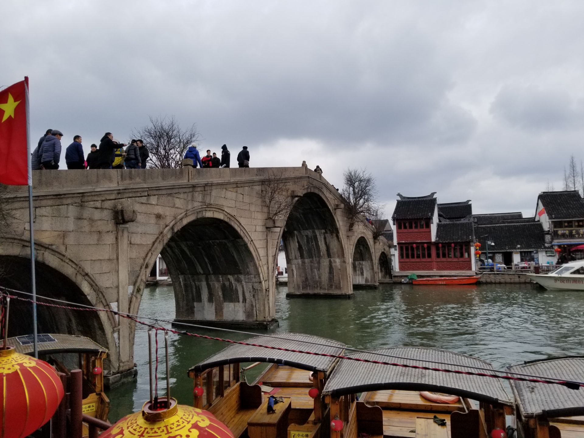 【携程攻略】上海放生桥景点,放生桥是朱家角标志，很多游人来这里都会走一走这座桥，放生桥也就是…