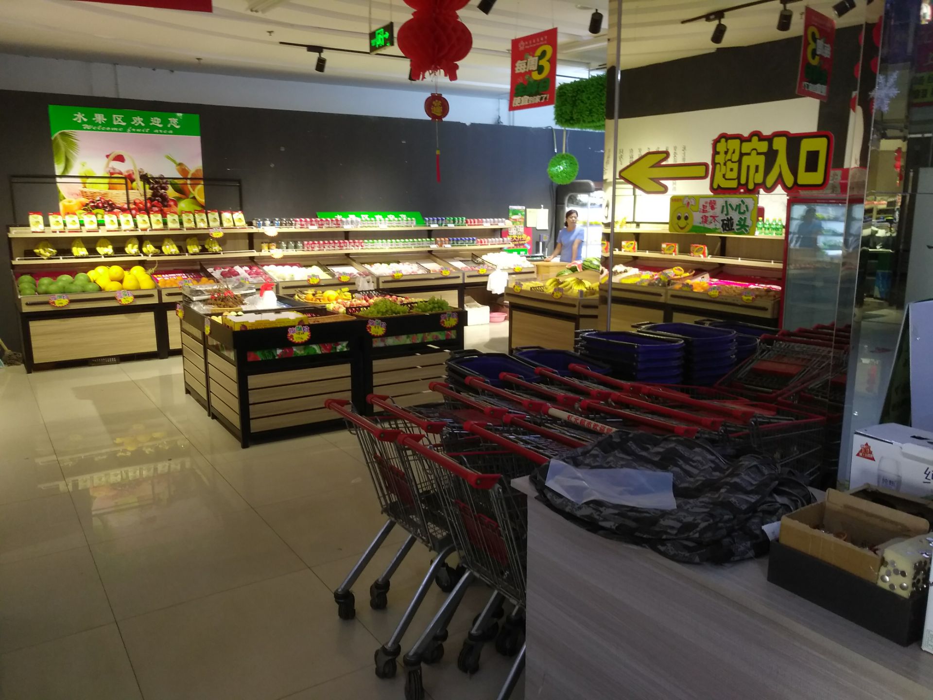 【携程攻略】杭锦后旗金鼎购物广场购物,购物广场一楼是超市,大厦前有