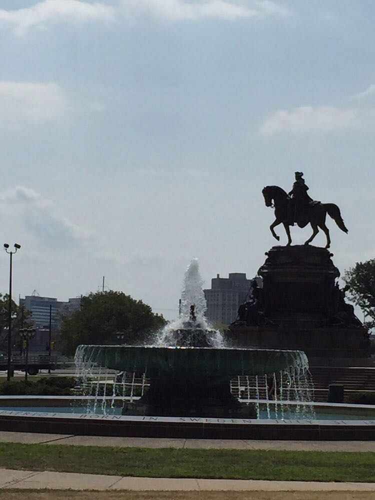 洛奇雕像是费城挺有名的的纪念碑和雕像这里挺适合和朋友一起去总体来