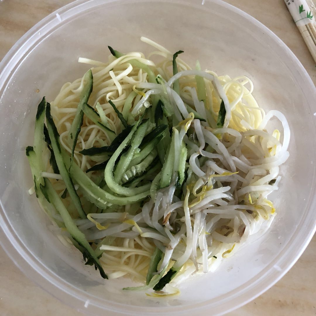 一份银芽素鸡冷面还有一颗荷包蛋总价就13元花生酱和酱油都十足味道