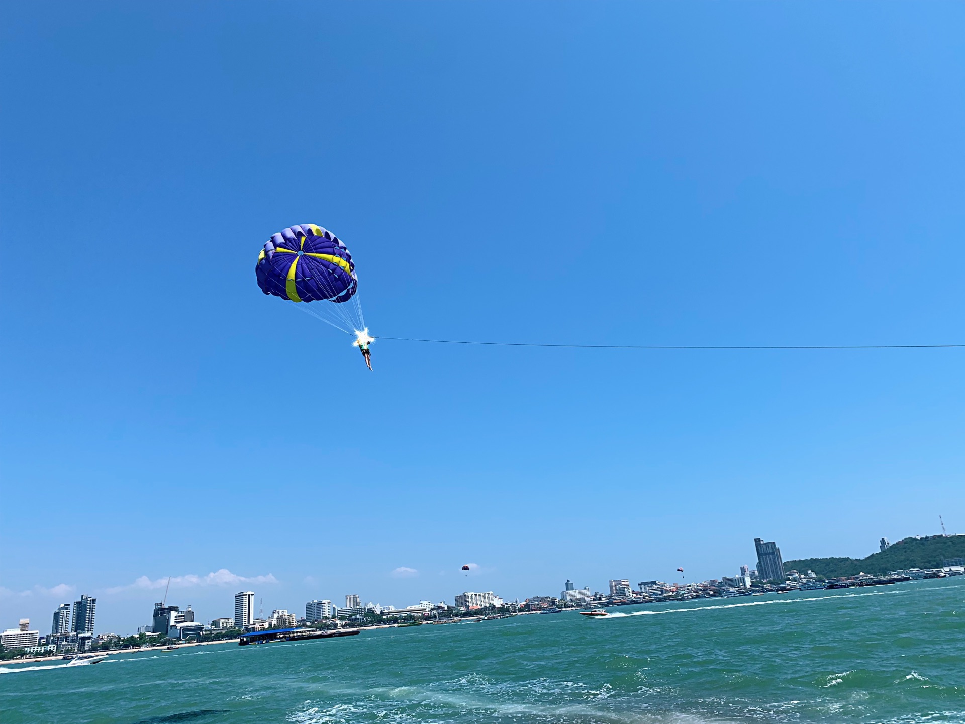 漫步要晴天玩水下可见度高一点能看到很多小鱼和珊瑚海上滑翔伞也不错
