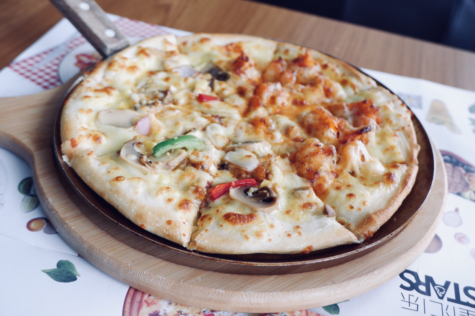 2021星汇乐·牛排披萨意面美食餐厅,店里的装饰确实非常的小朋友.