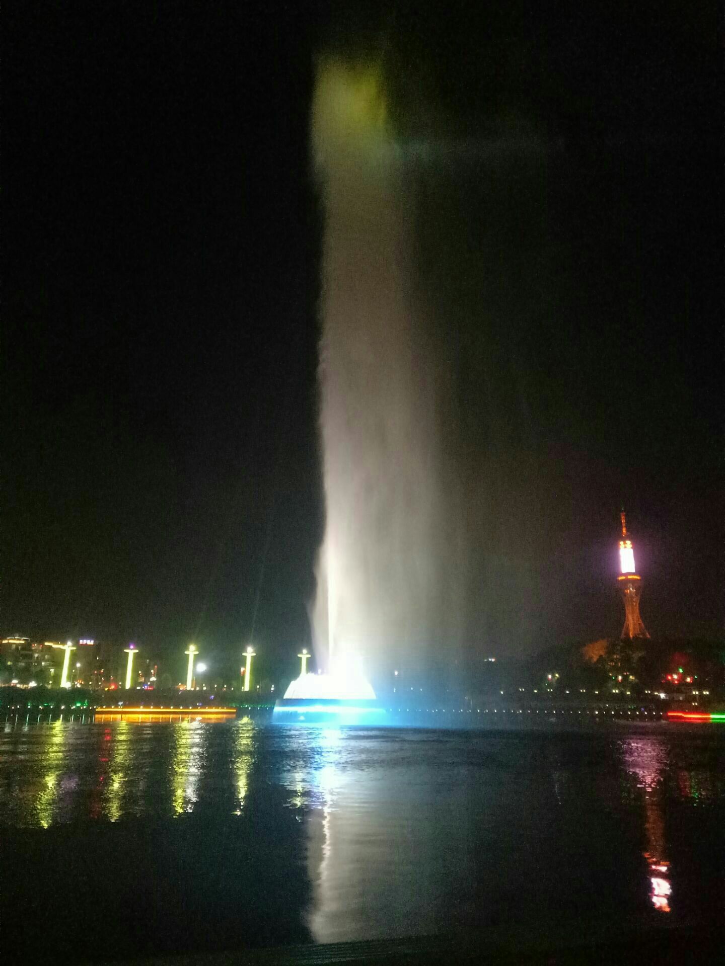 2022亚洲第一高喷泉游玩攻略,...时开始，江边灯光很美，伴...【去哪儿攻略】