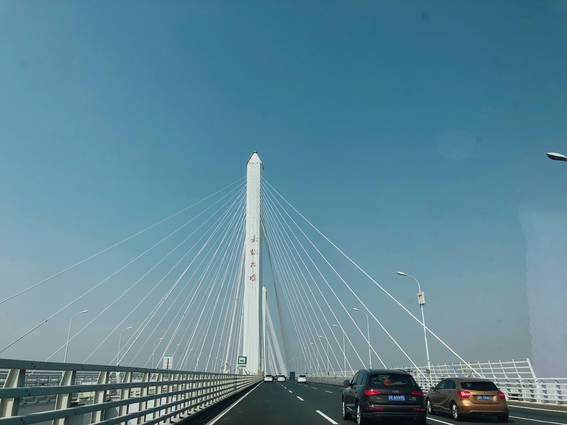 它是连接嘉兴市与绍兴市上虞区的过江通道,横跨杭州湾海域,是常台高速