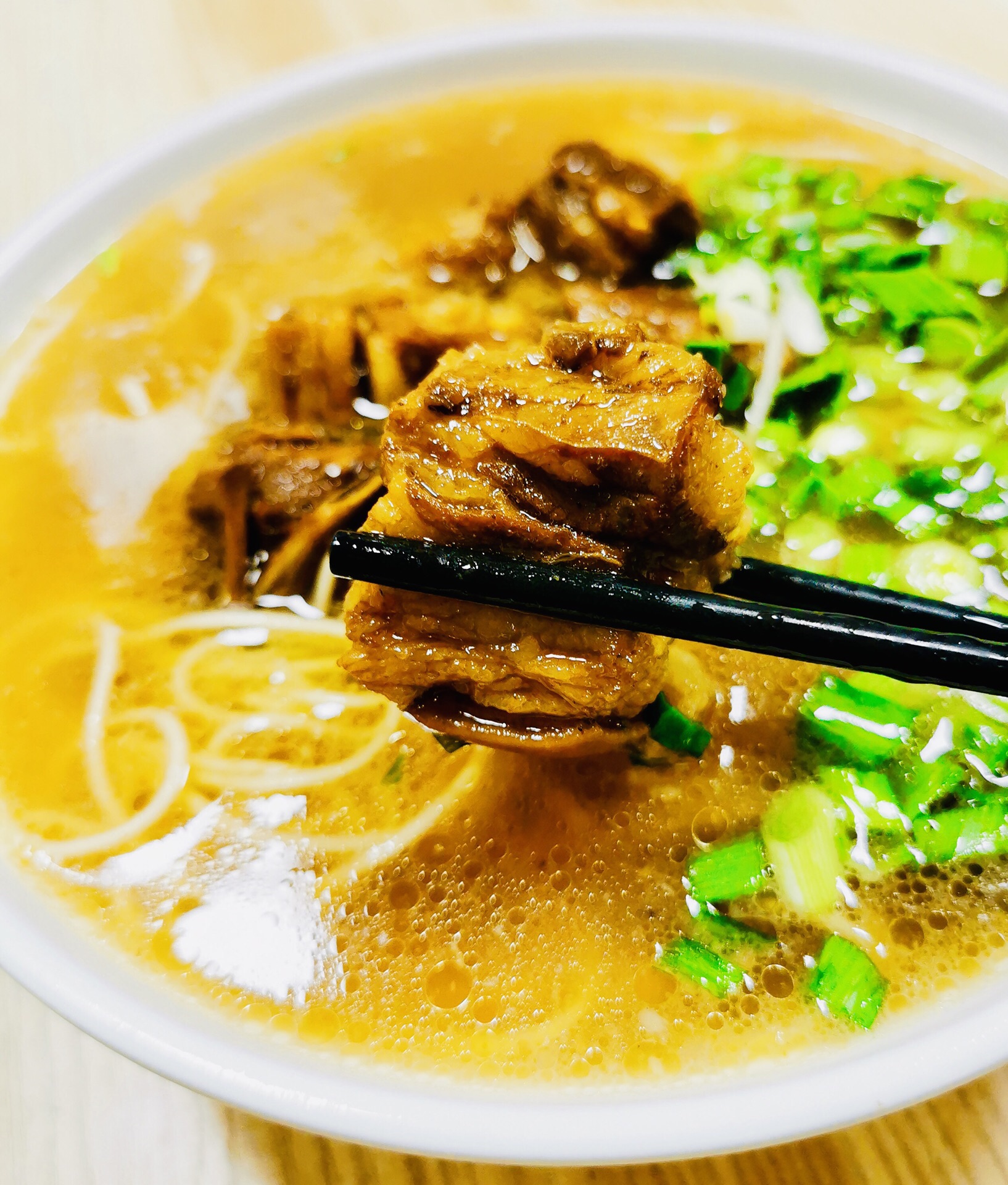 红烧羊肉面不错吃羊肉酥香环境也就很一般门口是熟食类大蒜炒羊杂量