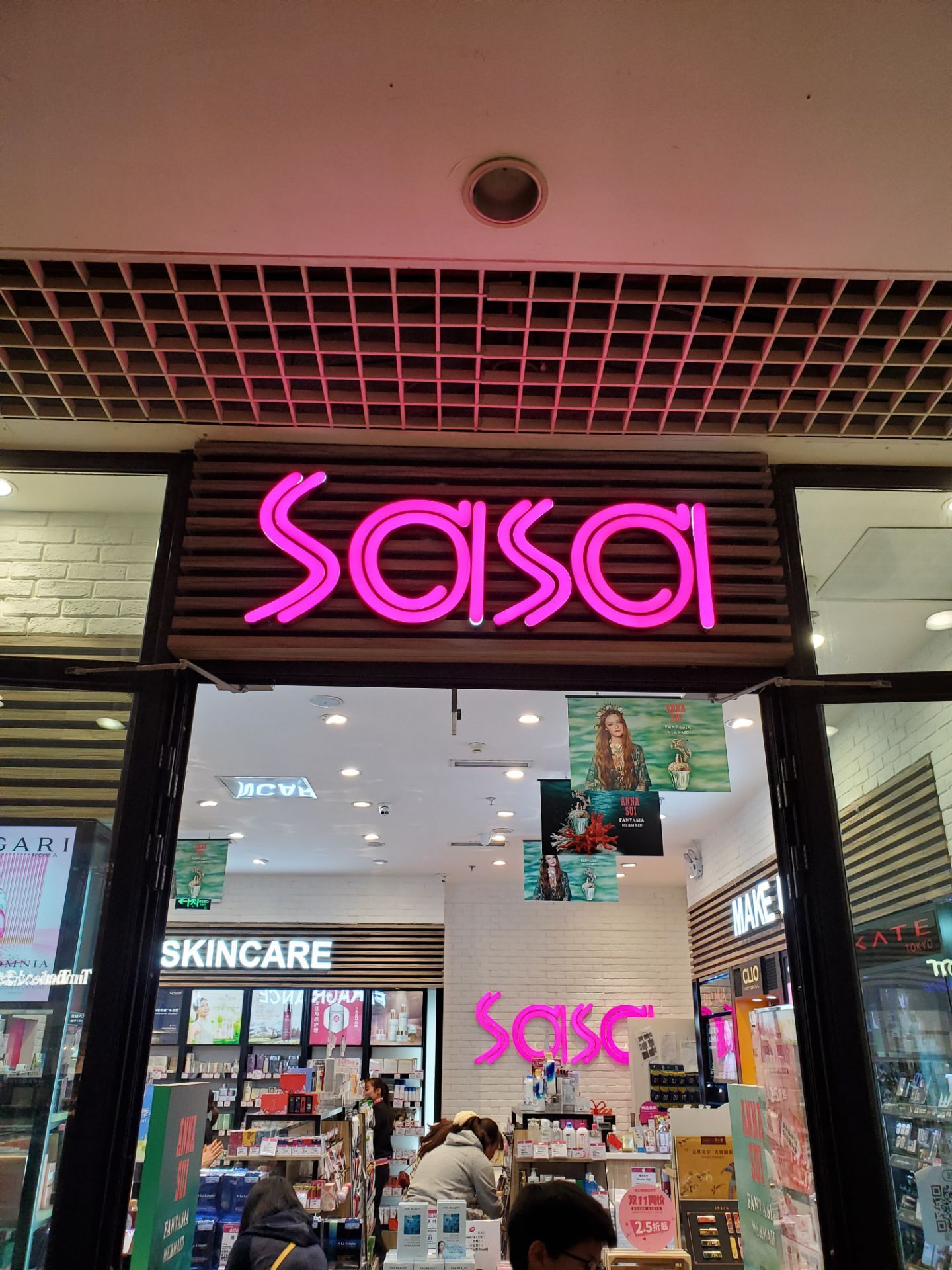 sasa在时代奥特莱斯的一楼,店面不大,大概30平米左右,但是货品很齐全