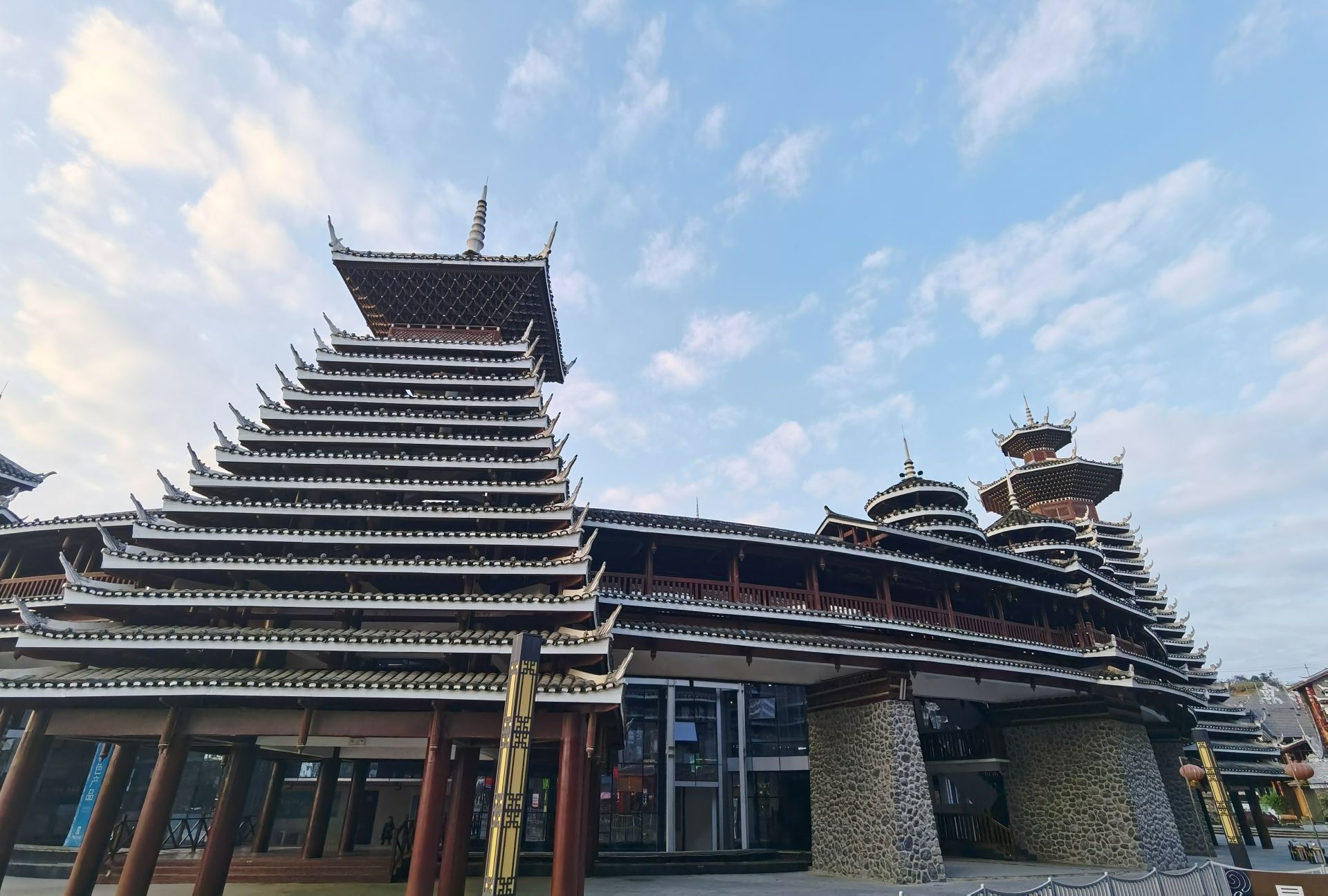 多彩贵州城,得闲过来看看,贵州独特的民族建筑风格,进入景区就看得到