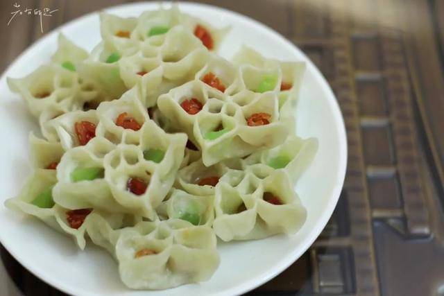 青海旅行,苏州女子吃撒拉族美食吃撑了!物价低到人均只要60多元