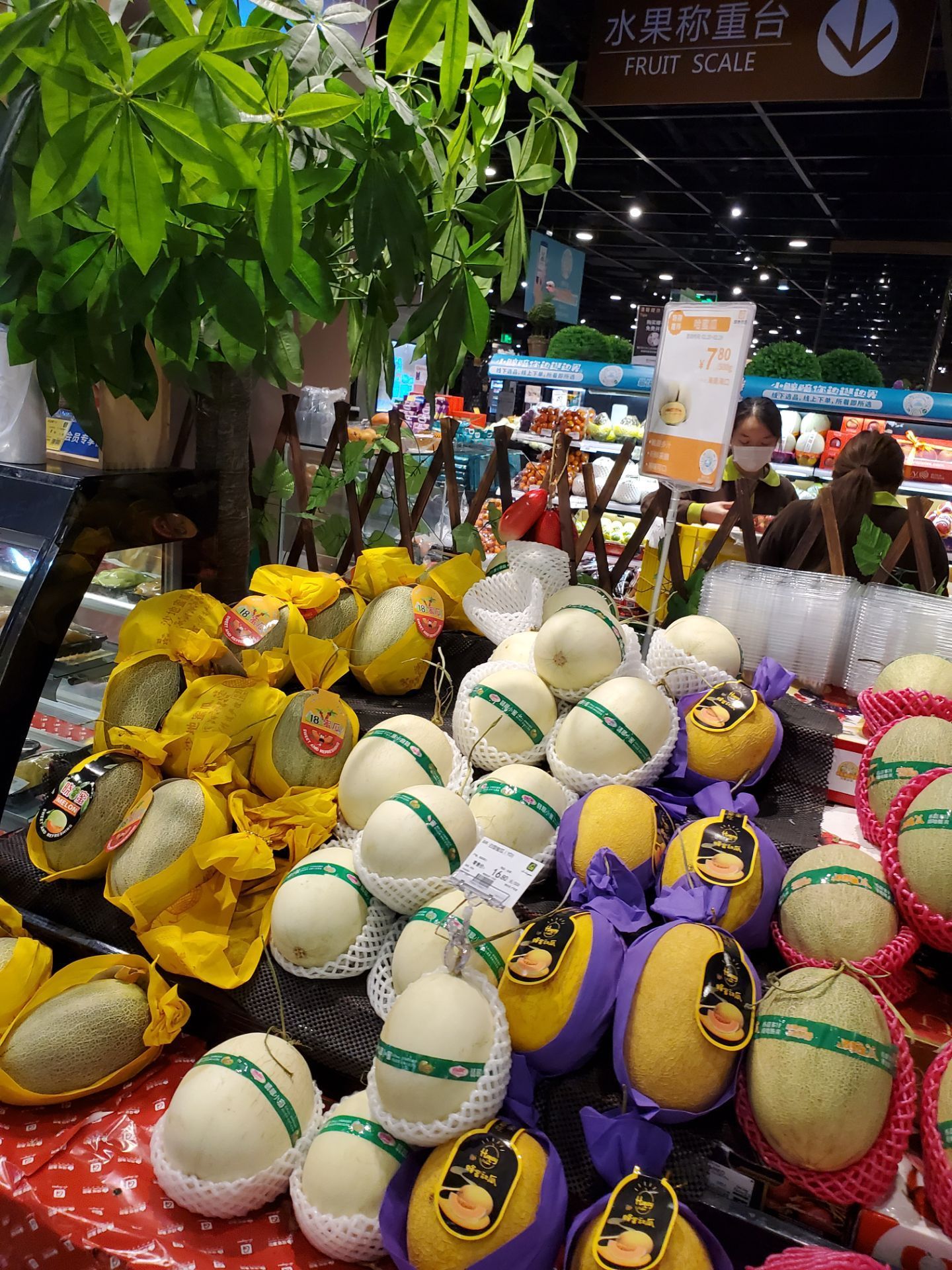 这家绿地的超市就在住的酒店旁边,晚上过来买点东西,超市装修的很好