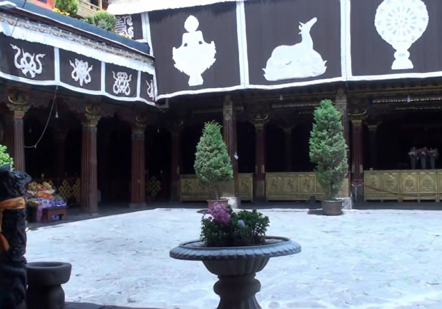 【携程攻略】拉萨强巴拉康景点,在大昭寺附近的八廓街走一段,就到了强